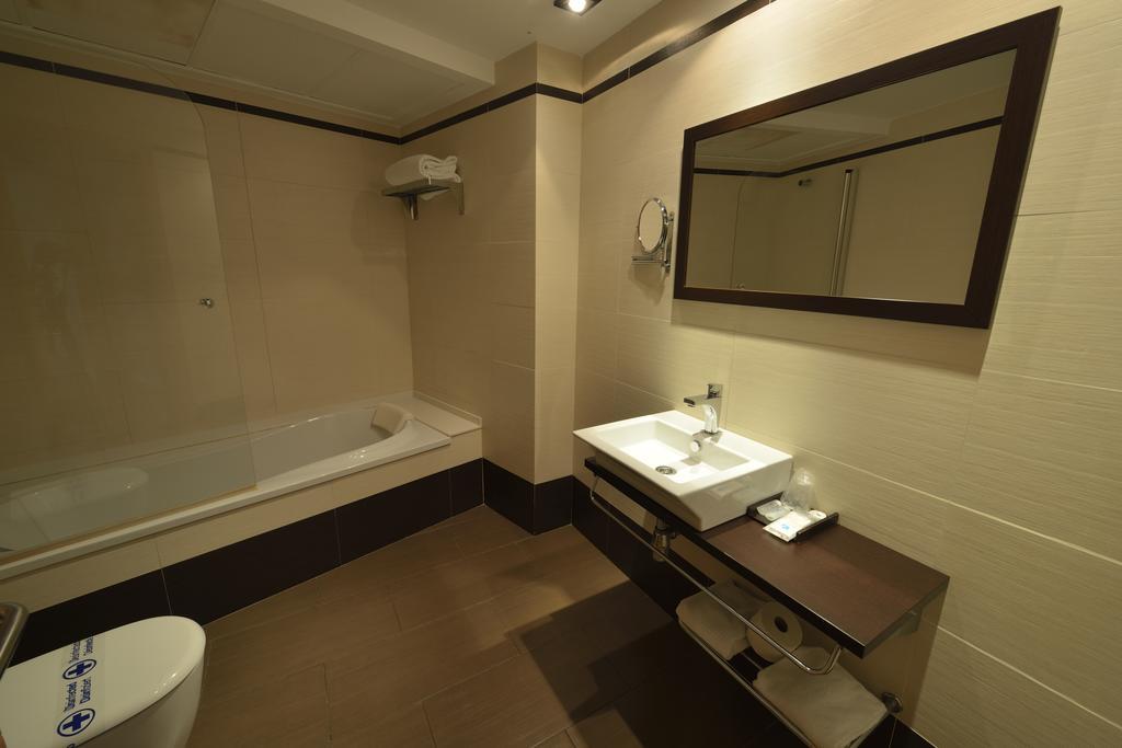 Hotel Ciutat D'Ампоста Экстерьер фото