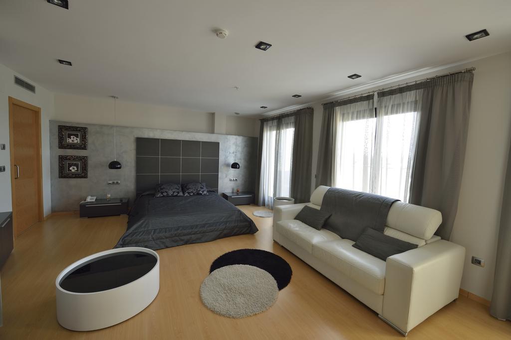 Hotel Ciutat D'Ампоста Экстерьер фото