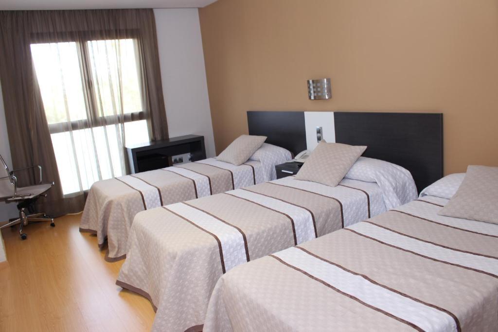 Hotel Ciutat D'Ампоста Экстерьер фото