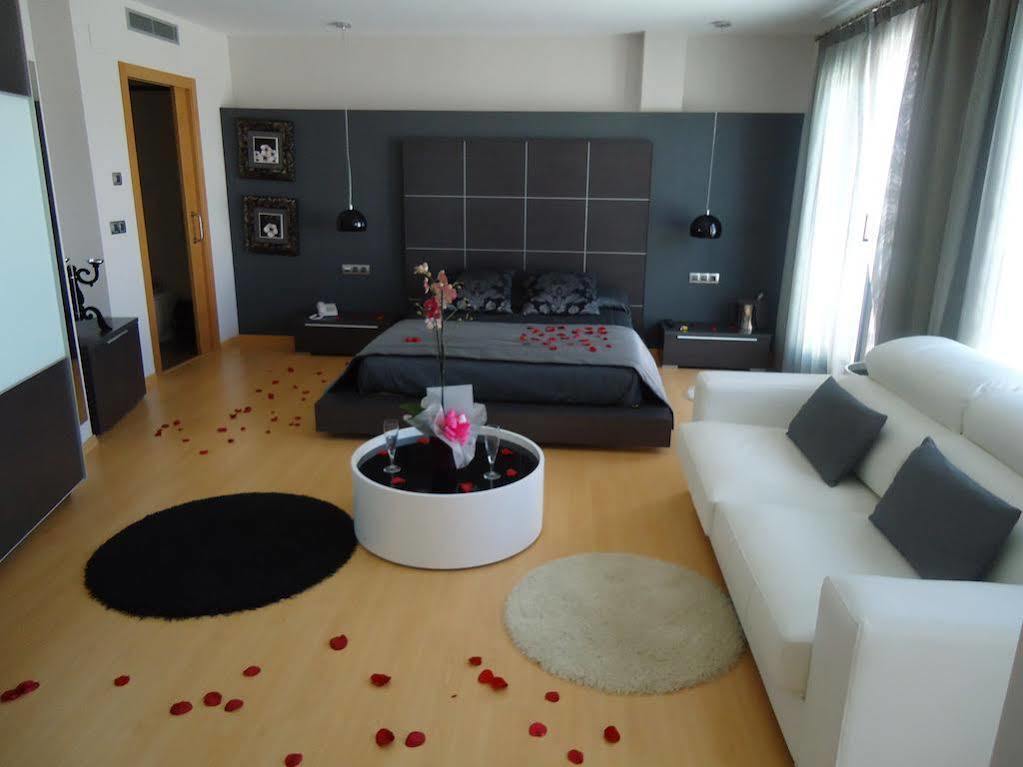 Hotel Ciutat D'Ампоста Экстерьер фото
